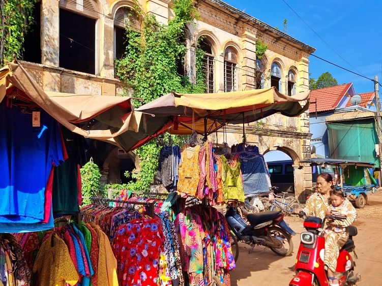 A Walking Tour in Historical Chhloung