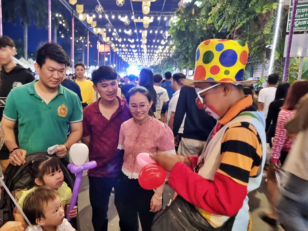 Street artist Walking street