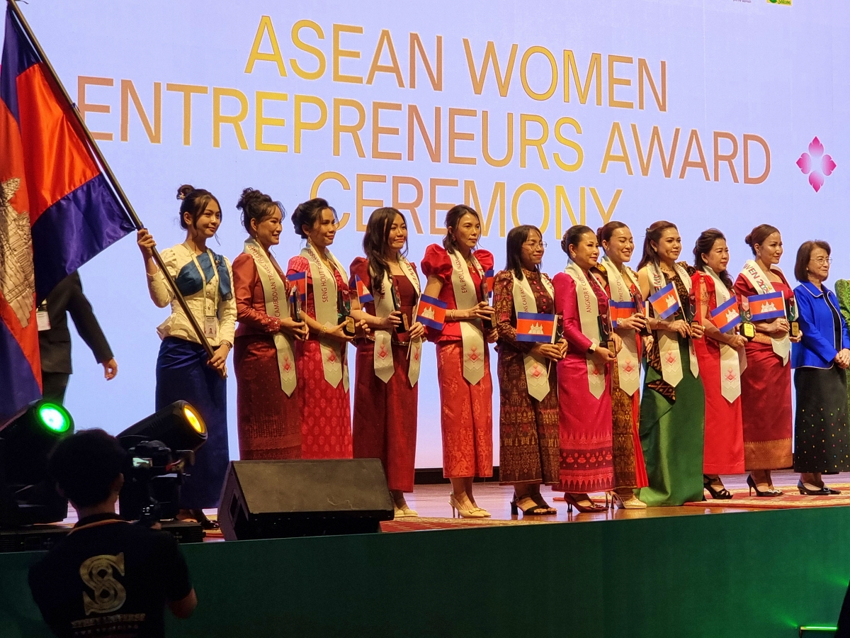 Lily Lim Honored with AWEN Outstanding Entrepreneur Award